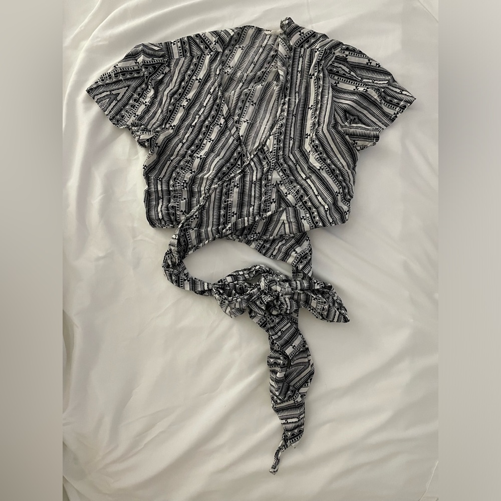 Olivaceous Black and White Wrap Tie Crop Top - size S
